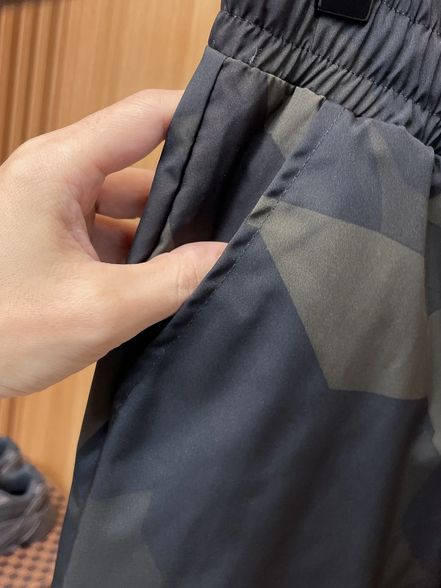 P490 Canada Goose 25 new autumn and winter products🆕Thickened warm down pants are here🌹Winter essential outdoor windproof, lockable and warm. Made of professional-grade outdoor windproof, waterproof and breathable fabric. Lining is filled with 90% white duck down. Lightweight design, lightweight and warm. Seamless gluing process on the inside. Made of light and gall-free velvet fabric to effectively prevent velvet running. Original hardware accessories. Classic logo matching. Simple and versatile. The upper body is stylish and not bulky. The style is the same for men and women! Size: M-3XL.